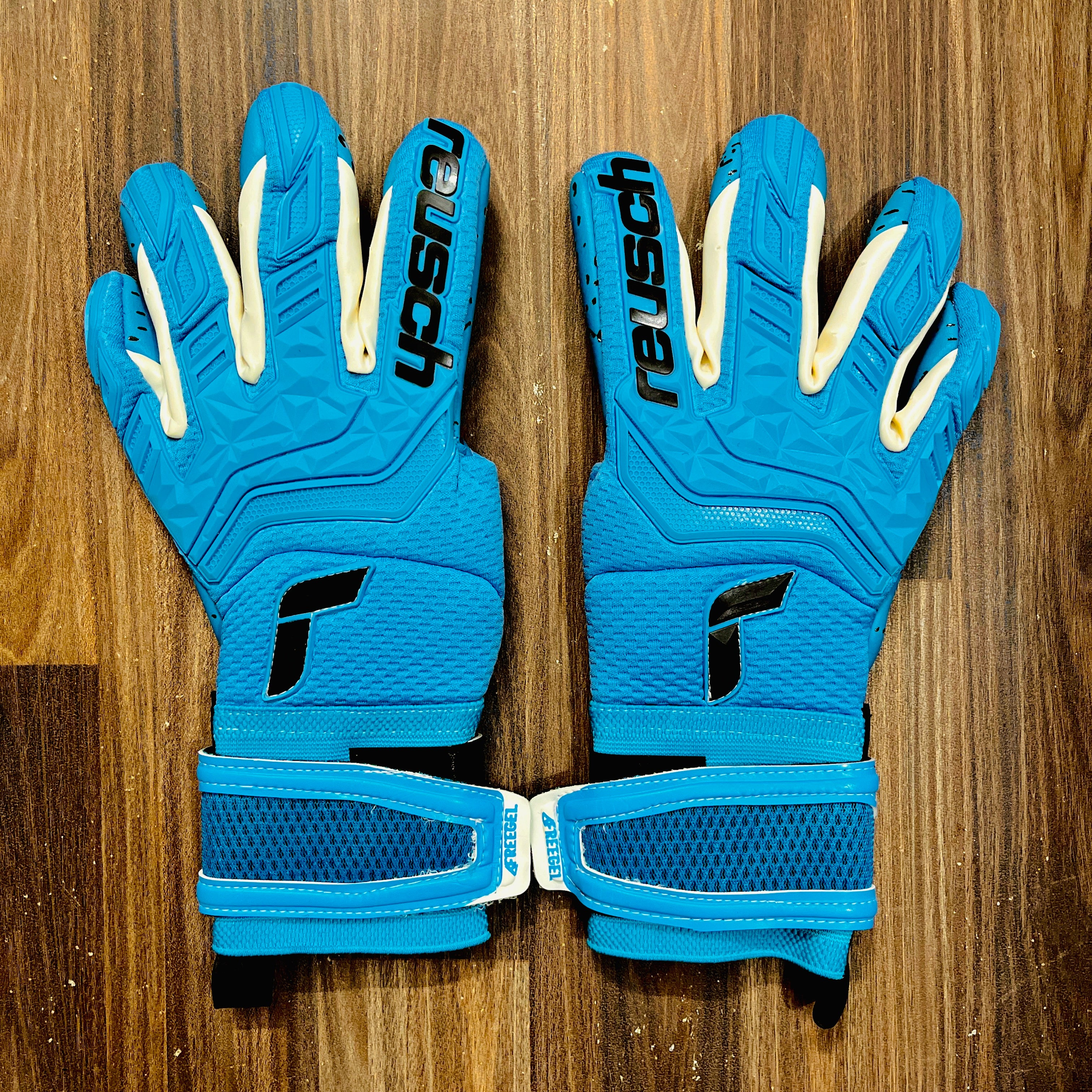 Reusch Goalkeeping Gloves for Adults – Professional Soccer Goalie Gloves with Superior Grip and Comfort (Blue)